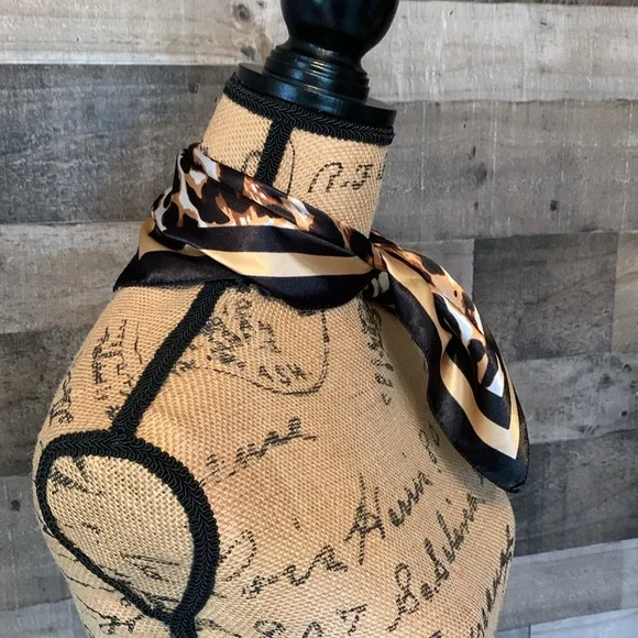 Elegant Leopard Print Scarf - Picture 4 of 16